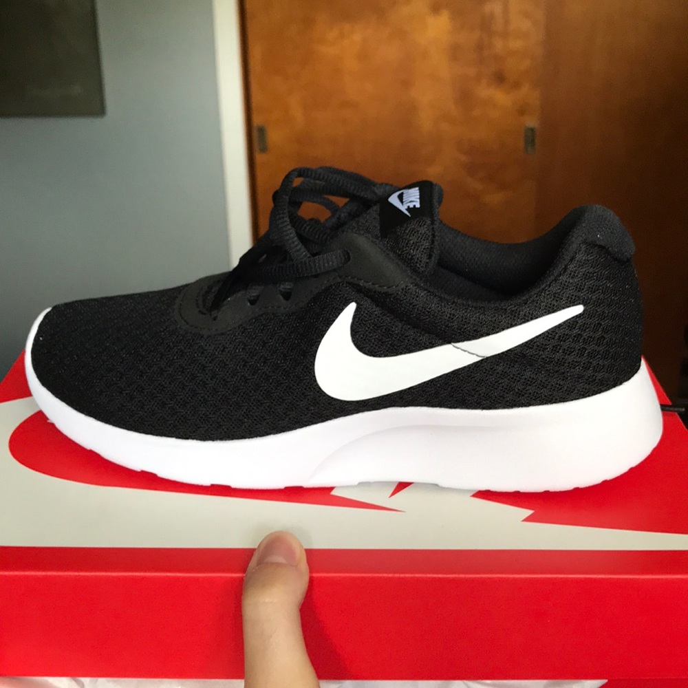 New! Nike Tanjun 6.5 Black and white